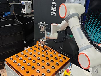 Loading and unloading robot bin in one machine